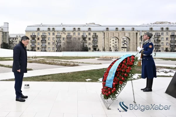 Qazaxıstanın Baş naziri Oljas Bektenov Bakıda Zəfər parkını ziyarət edib