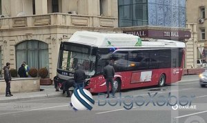 Sərnişin avtobusu ağaca çırpıldı- Xəsarət alan var