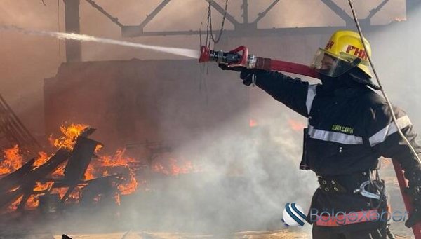 Bakıda ticarət mərkəzində yanğın baş verib