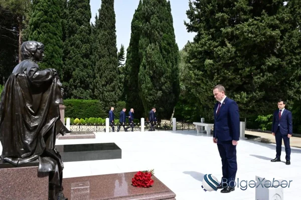 Belarusun Baş naziri Fəxri xiyabanı ziyarət edib