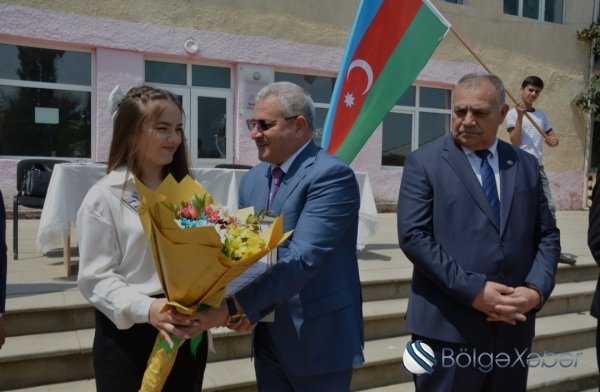 Rayon rəhbəri yekun attestasiya imtahanında yüksək bal toplayan məzunları təltif edib