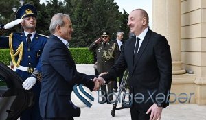 Əliyev Pezeşkianı təbrik edib