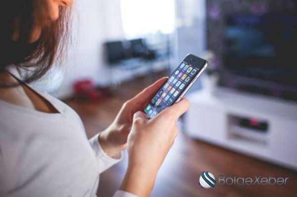 Yataq otağında işıqlı telefona baxanların nəzərinə