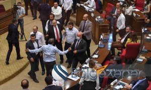 Ermənistan parlamentində dava olub